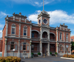 Castlemaine town hall viewed from the street.